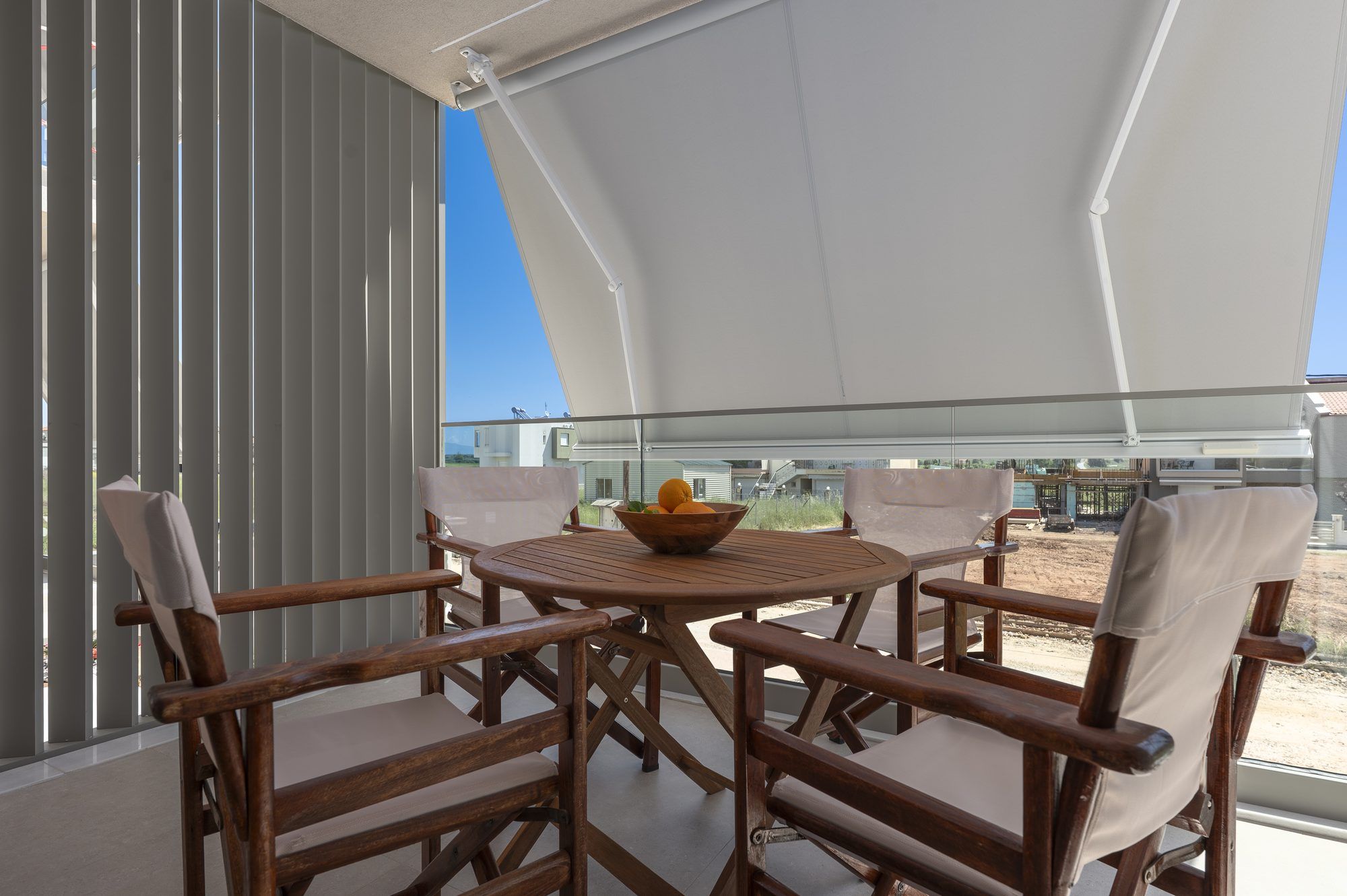 Μπαλκόνι Standard Suite με τραπεζαρία